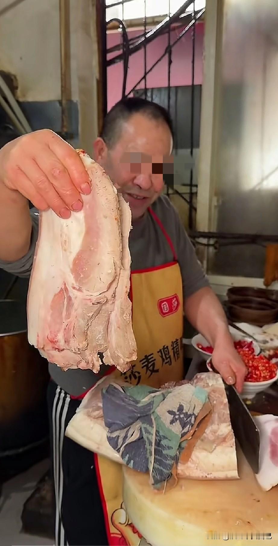 川渝回锅肉千千万，连山回锅肉最扯淡！“35一片，三片起炒”！这是笔者看视频时，