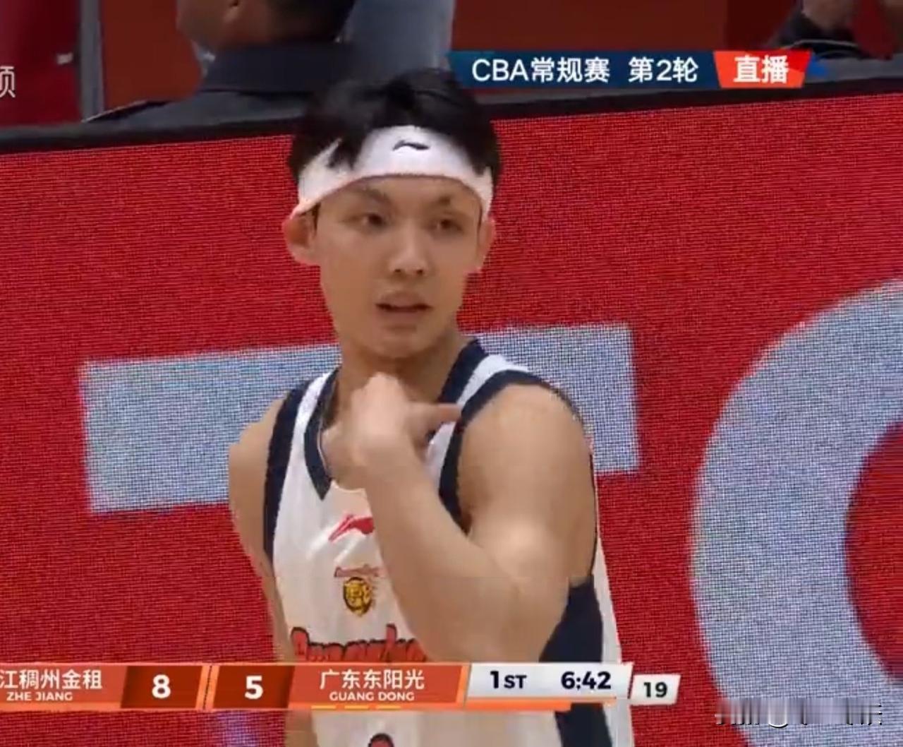 广东3分险胜浙江，徐杰带伤出战得13分，但萨林杰的罚球成最大鸡肋！比赛最后萨林