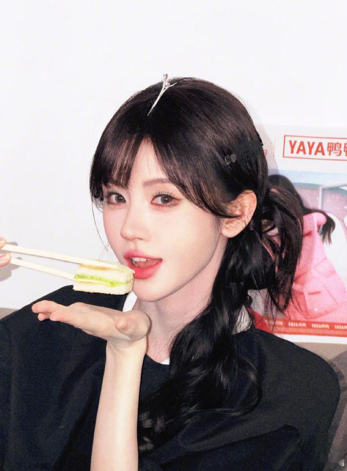 鞠婧祎头上长了个夹子鞠婧祎头上长了个夹子真的好萌，好可爱呀。明明是固定发型的发