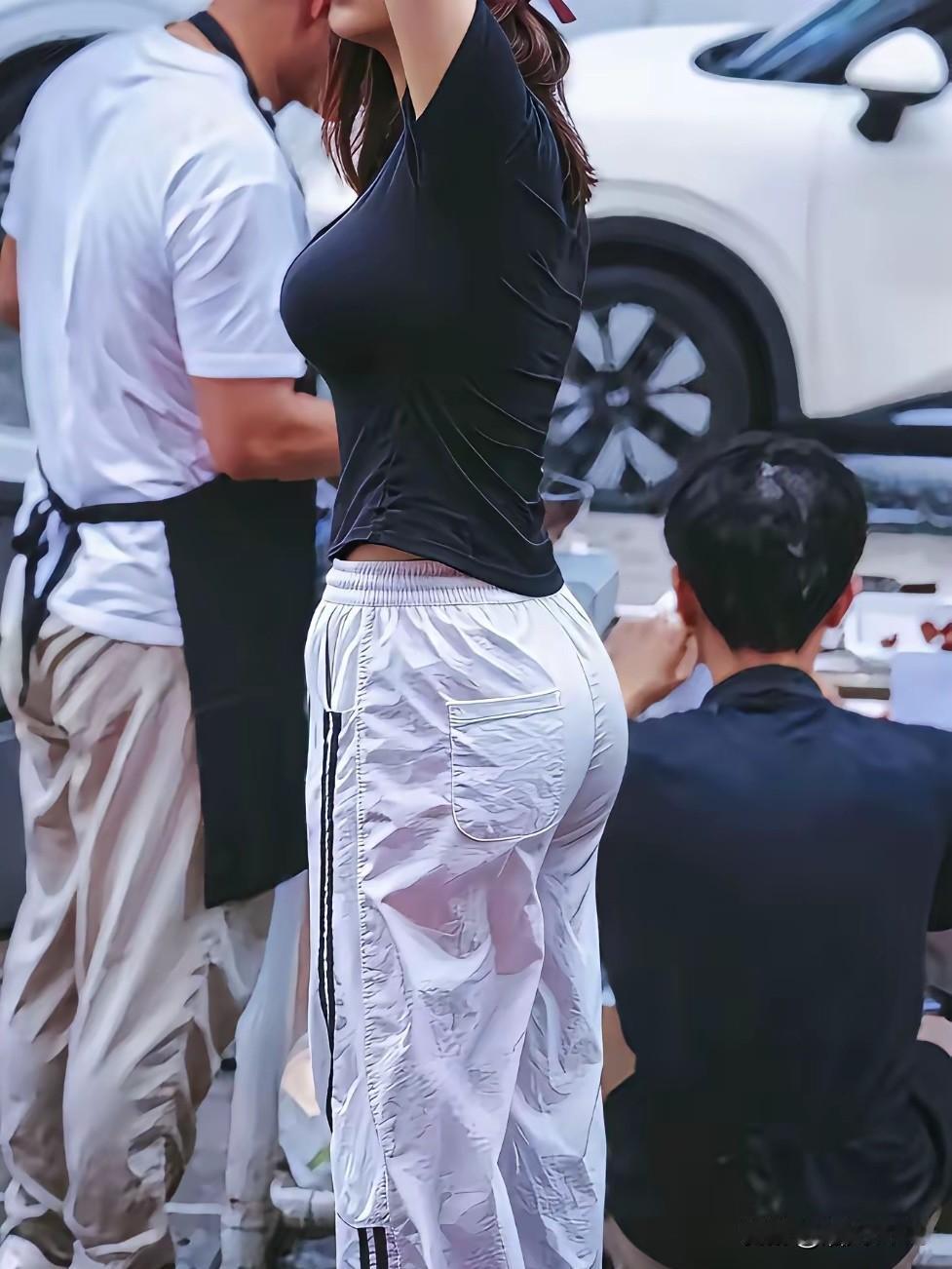 60多岁的大妈穿成这样太土了？有人吐槽说，60多岁的大妈不该这样穿，说这样