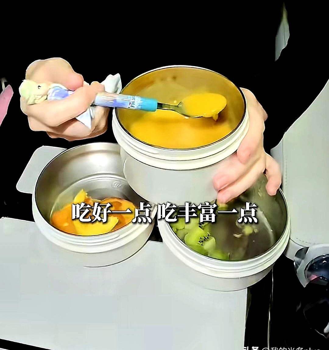 任重老婆孙骁骁怀二胎的日常发出来，把不少同龄宝妈看沉默了。41岁挺着五六个月的大肚子，大清早开车送3