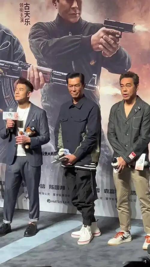 174的古天乐和164的郭富城同台比帅，郭富城输了身高但赢了颜值。
