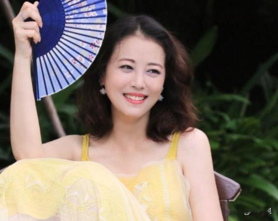 2013年，47岁的周海媚不顾家人的反对，毅然放弃香港的事业，跟随小7岁的男友到
