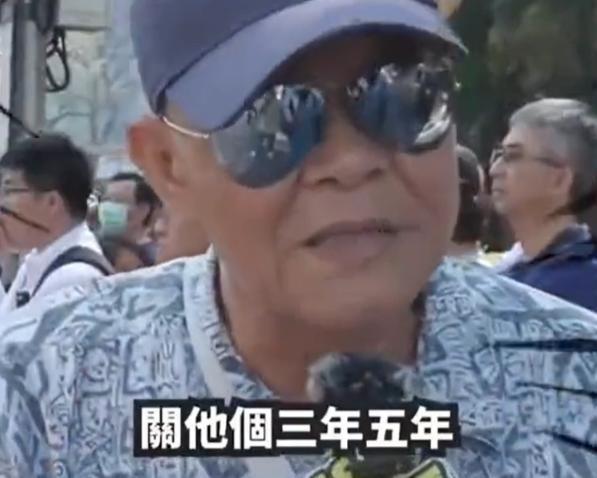 “台独”暴力驱赶大陆民众，一台湾大爷竟然公然喊话：“就应该判刑！然后把这个大陆人