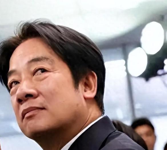 昨天，赖清德出席活动时，公然向全岛喊话：若遭军事侵略，任何投降信息都是假的。这句