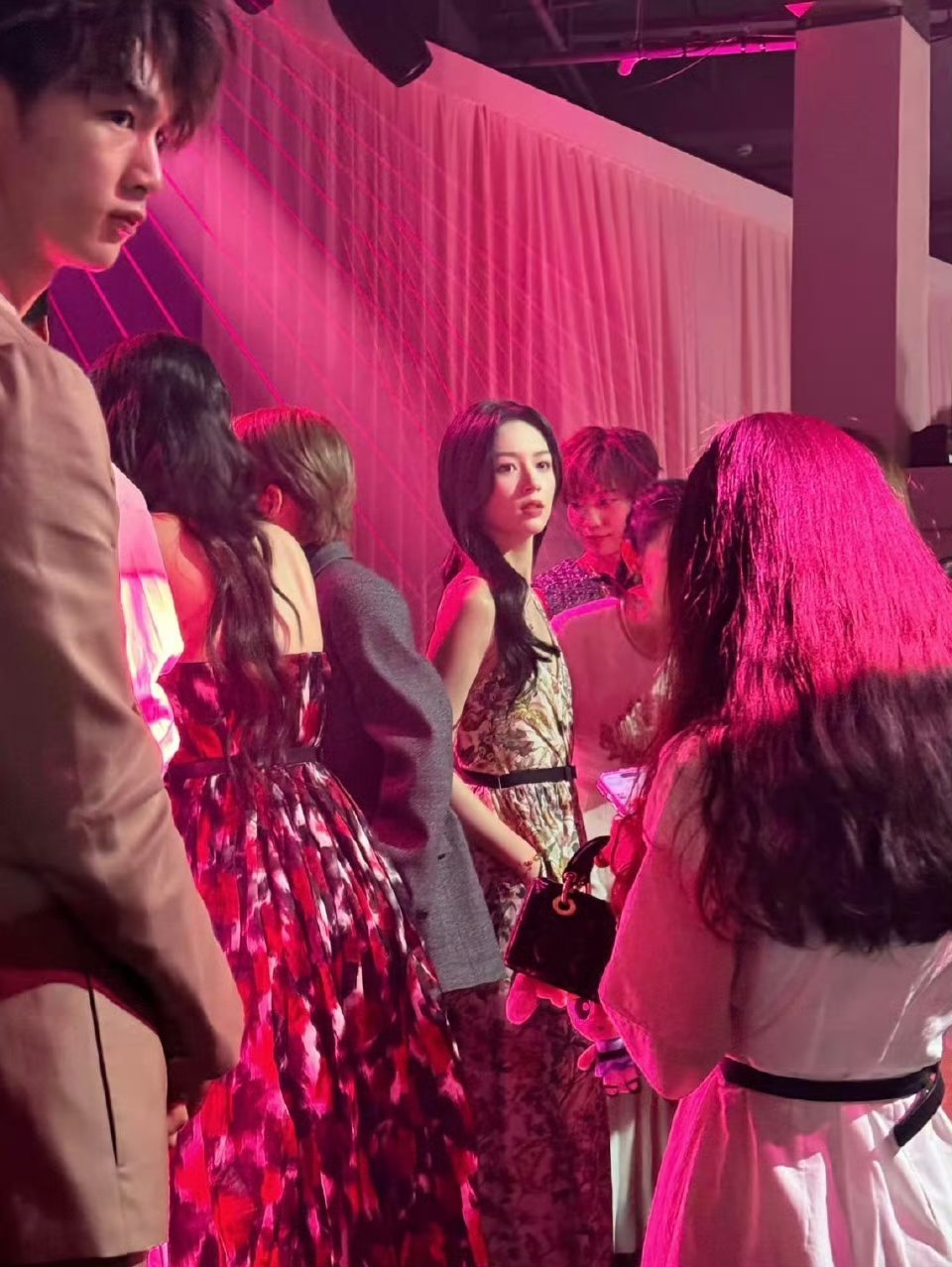 周也果然是长着一张女主的脸，放在人群里一眼锁定的那种......