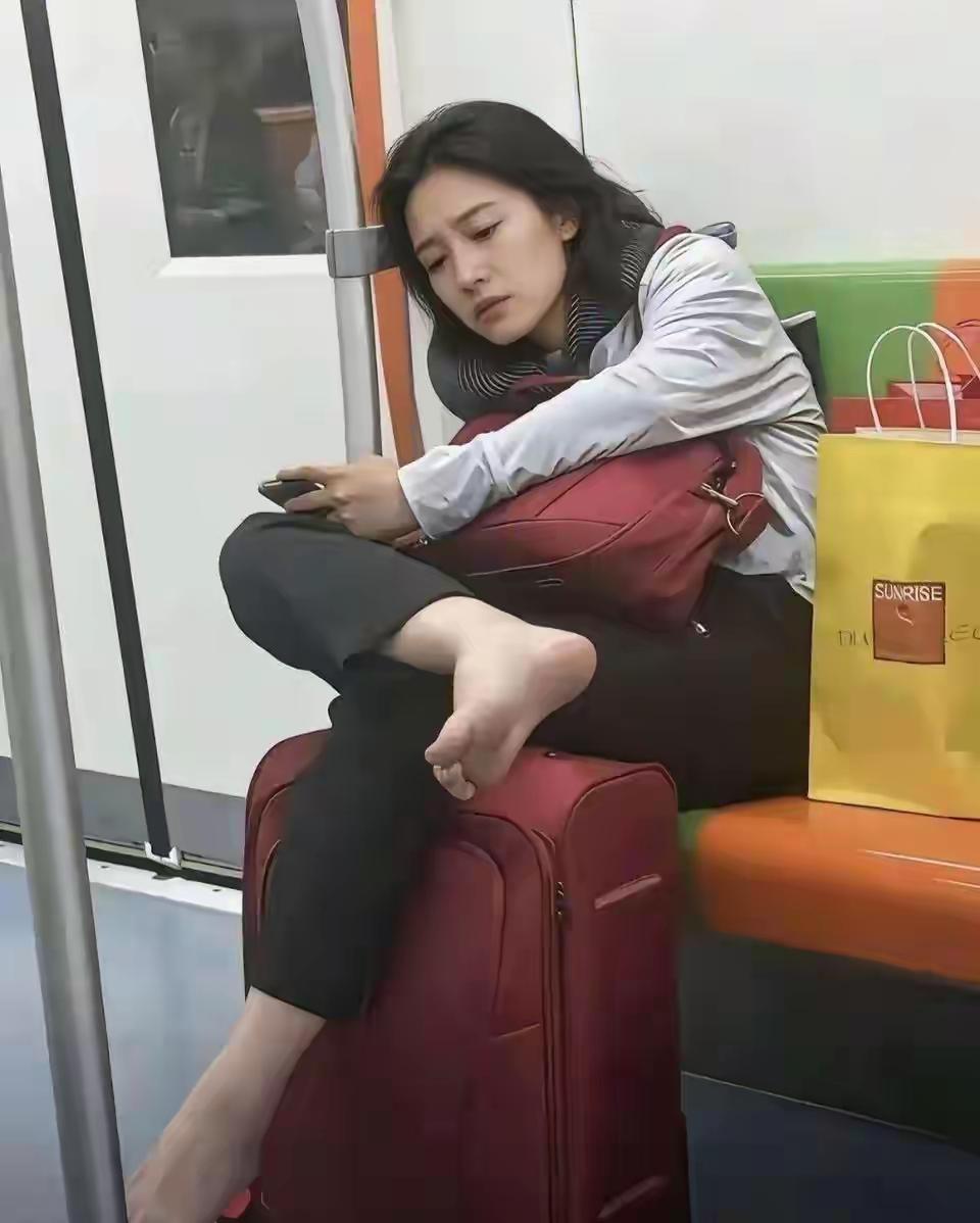 长相美，但肯定是低素质人，公共场合不雅姿势、不礼貌行为