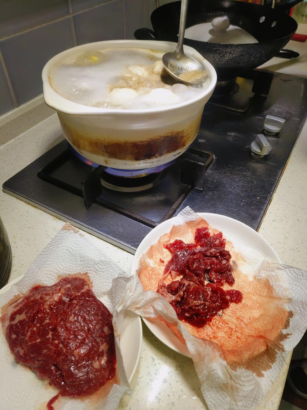 女儿让我别做晚饭，晚上请我吃潮汕火锅，她说从潮汕快递的牛肉和牛肉丸子到了，今天必