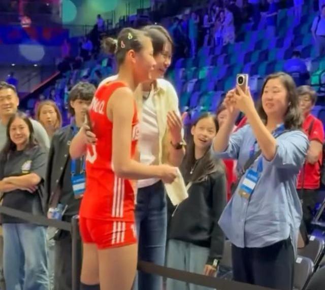 看哭了！中国女排香港站赛后，17岁副攻王奥芊攥着汗湿的球衣，扑进赵蕊蕊怀里，带