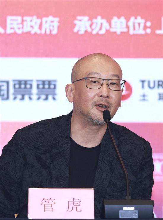 《东极岛》的大导演，管虎到底咋想的？男的穿三角裤，女的穿肚兜，全身上下用一小段