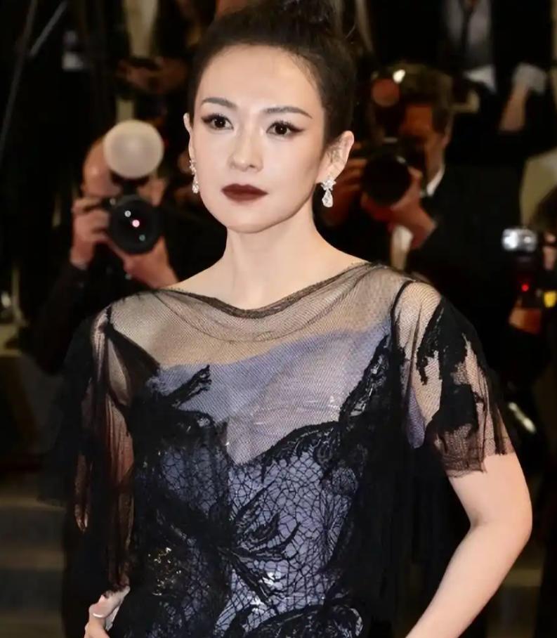 “别让她跑了？”章子怡套现3亿登上热搜不到3小时，恶心的一幕就出现了，230万变