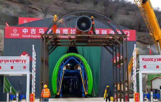 中方果断绕开哈国，两面派不准上车，中国划下红线：专治不服！2026年春，中吉