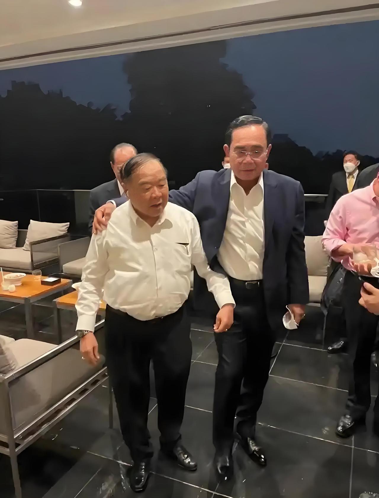万万没想到，巴育竟然不去吃巴逸的席，这样的人怎能斗得过他信家族。巴逸八十岁大