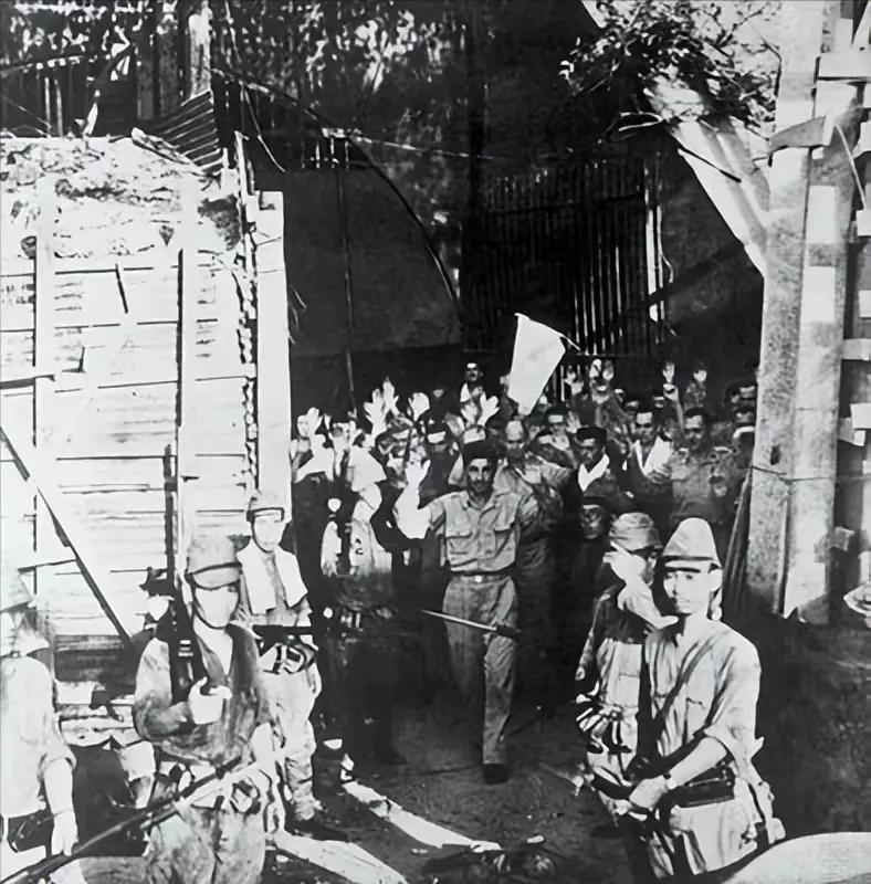 这是1942年2月15日，新加坡宣告沦陷，约8万英联邦军队缴械投降，这成为英国军