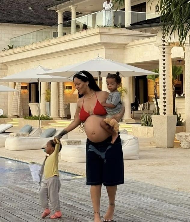 久违的露脸！蕾哈娜回老家过生日啦，刚生完老三，这状态你爱了吗？最近蕾哈娜带着孩