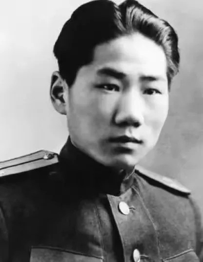 毛岸英得到敬仰，不仅仅因为他是毛泽东的儿子，也不仅仅因为他牺牲在了朝鲜战场！毛
