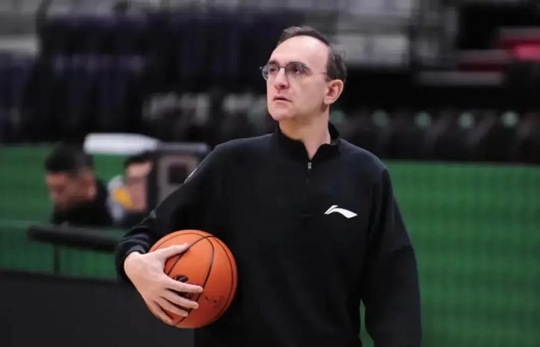 听到乌戈已正式出任辽篮主教练了，我欣喜不已，辽篮这下有希望了。期望他针对队里那