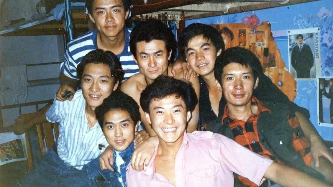 中戏表演87班老照片，第一眼胡军这张照片是30周年主题班会的时候留下的，胡