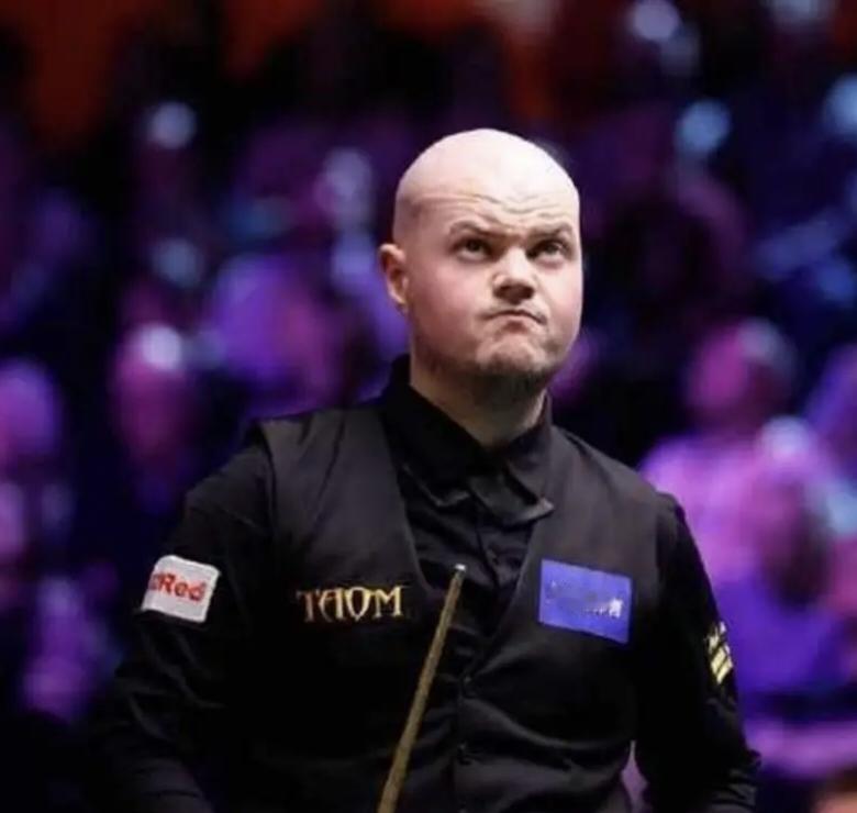 太开眼界，“火箭杀手”光头斯莱塞太不讲武德！斯诺克世锦赛资格赛第