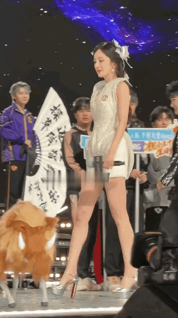 杨幂在共创之夜的造型太美了，穿的白色套装虽然简单，却比Vogue盛典上的金色裙子