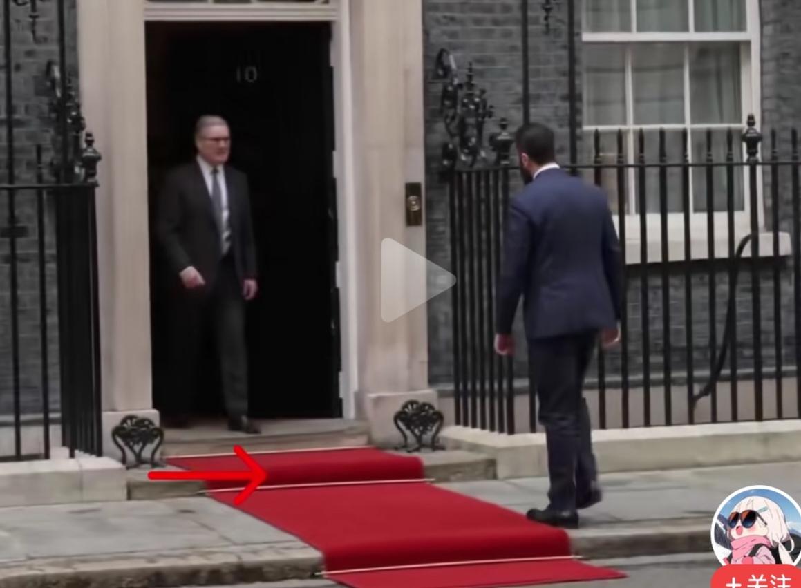 太尴尬啦，叙利亚新政府领导人朱拉尼访问英国，英国为了迎接朱拉尼，只铺设了短短的一