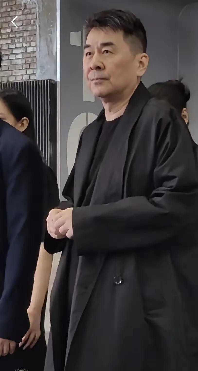 最近，陈建斌在一次活动上的表情被网友捕捉到，引发不少讨论。有人说，他那会儿的走神