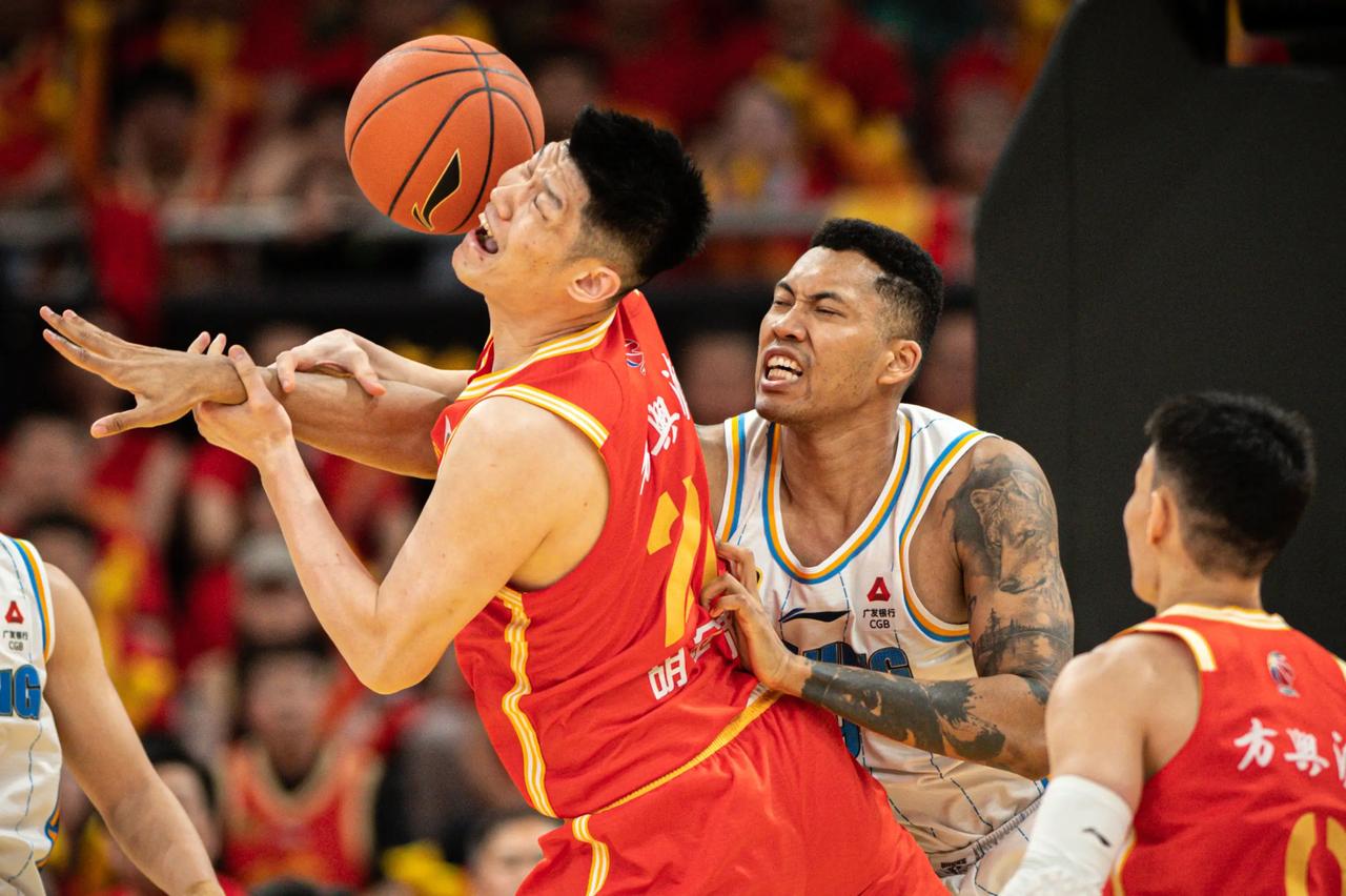 真相曝光！这次球迷们终于释然，因为他们找到了山东队输球的根源？邱彪他们成就广厦队