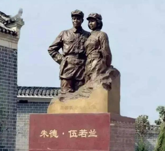 1929年，朱德正和妻子吃饭，突然十几个敌兵破门而入，大喊：“谁是朱德！”危急时