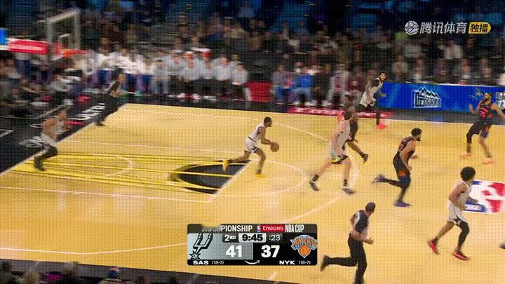 马刺中锋科内特真是太霸气了！在今天进行的马刺和尼克斯的NBA杯决赛中，当时比赛进