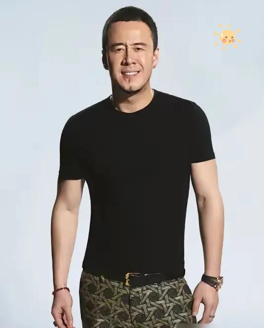 53岁杨坤至今未婚，坐拥北京独栋别墅，光装修就花了3年，还特意飞去米兰