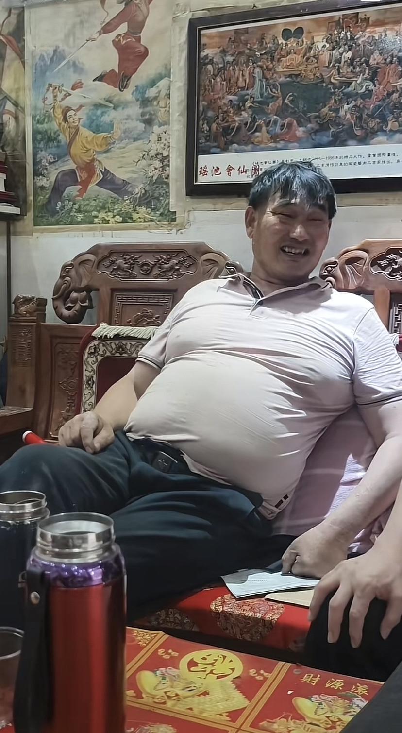 大衣哥这个肚真震撼，生活太好，吃的太多，体重至少180斤了，像他这个年纪该控制体