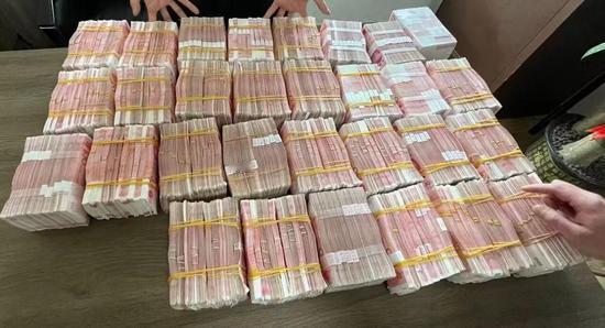 2023年，谢亮亮被中介机构包装成职业背债人，在中介的操作下，他从银行骗取贷款3