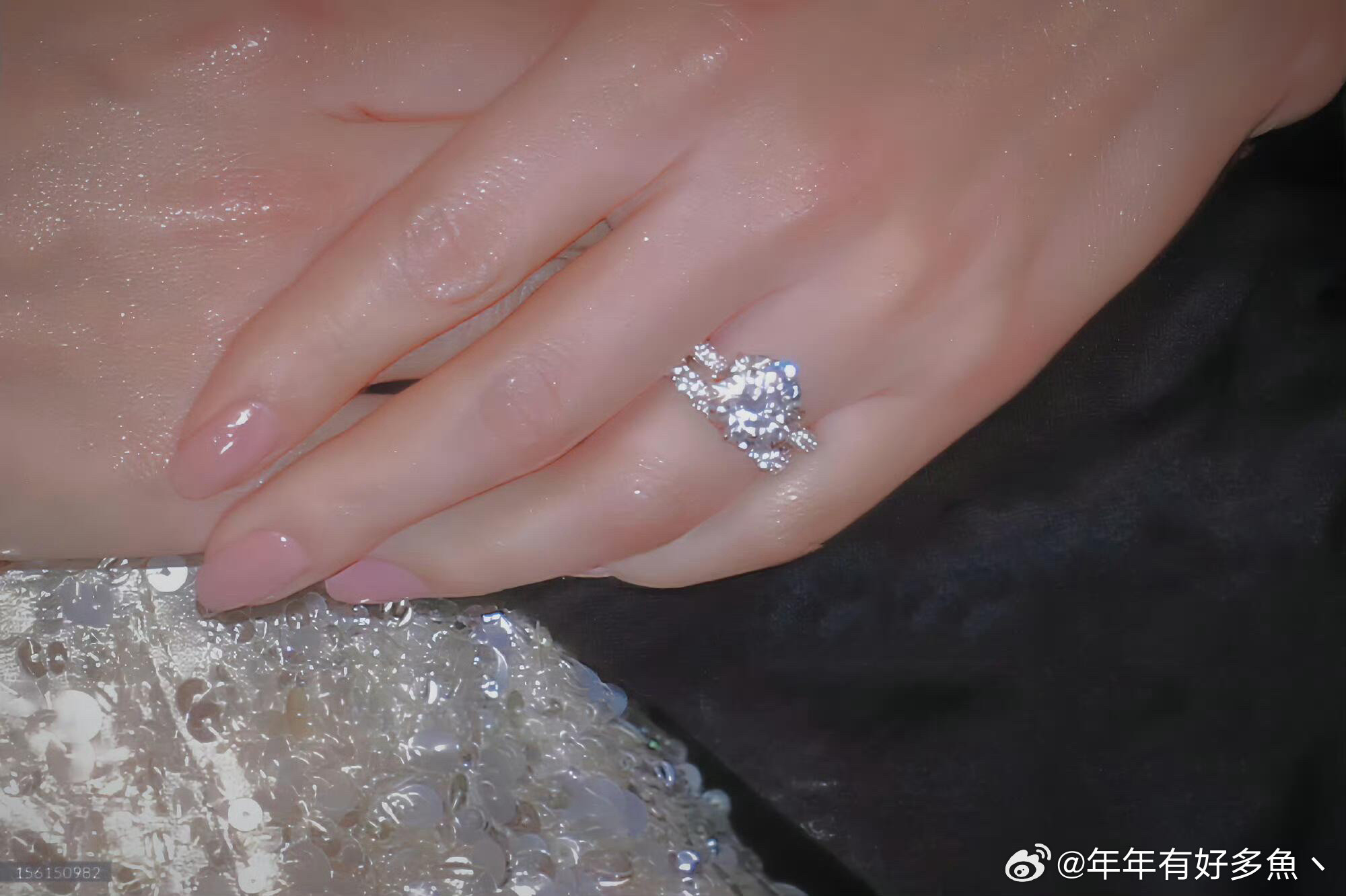 郭晶晶婚礼细节，真的好心疼，手上皮肤都是衫的