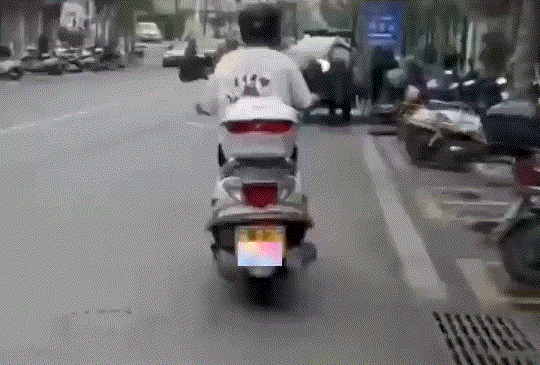 坏透了！广东高州，一男子骑着摩托车行驶在路上时，见一个背着黄色袋子走在其前面的老