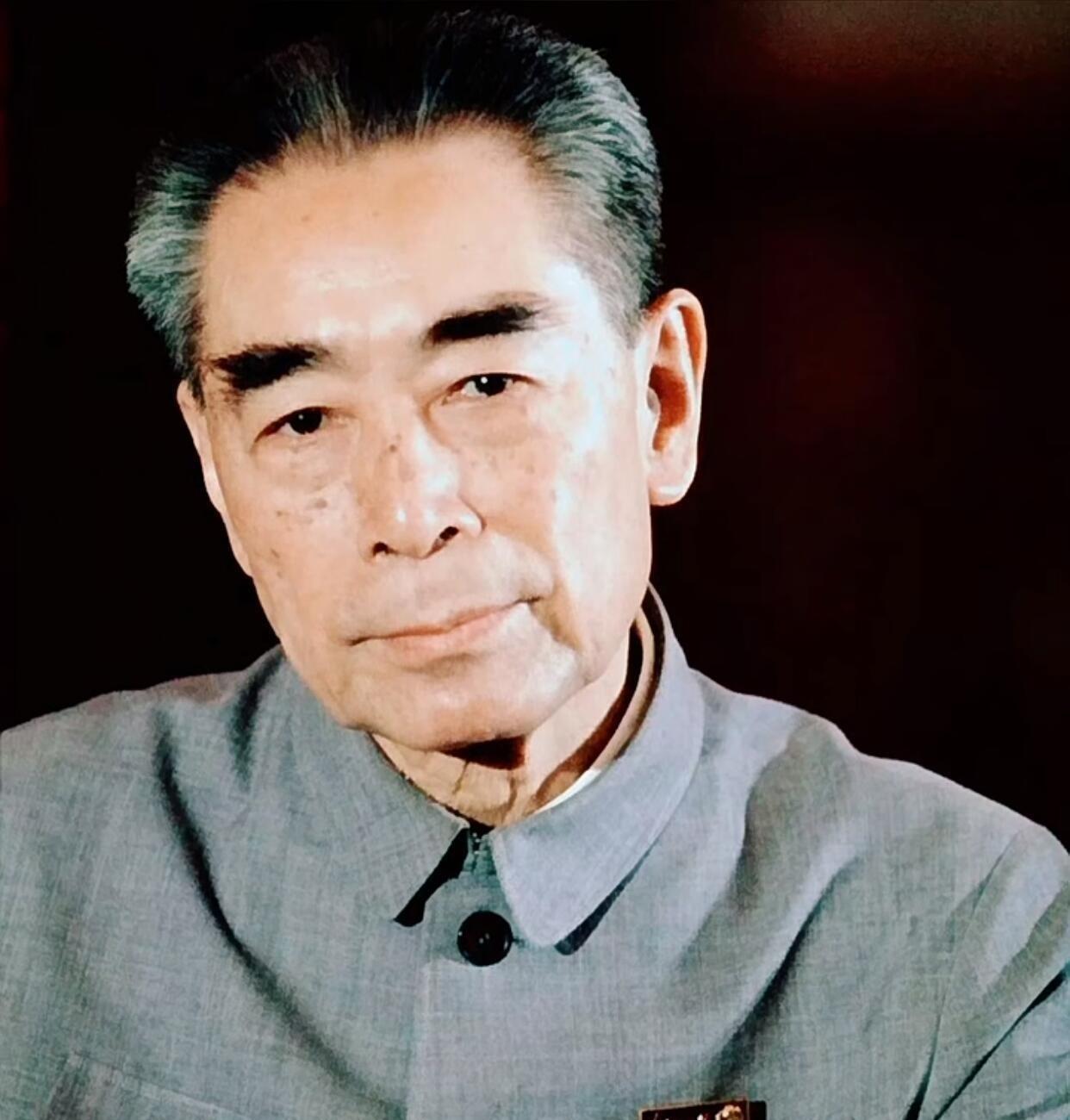 伟人心中一直装着人民，总理的心中不但装着人民，还装着伟人。他佩戴的像章便是真实的