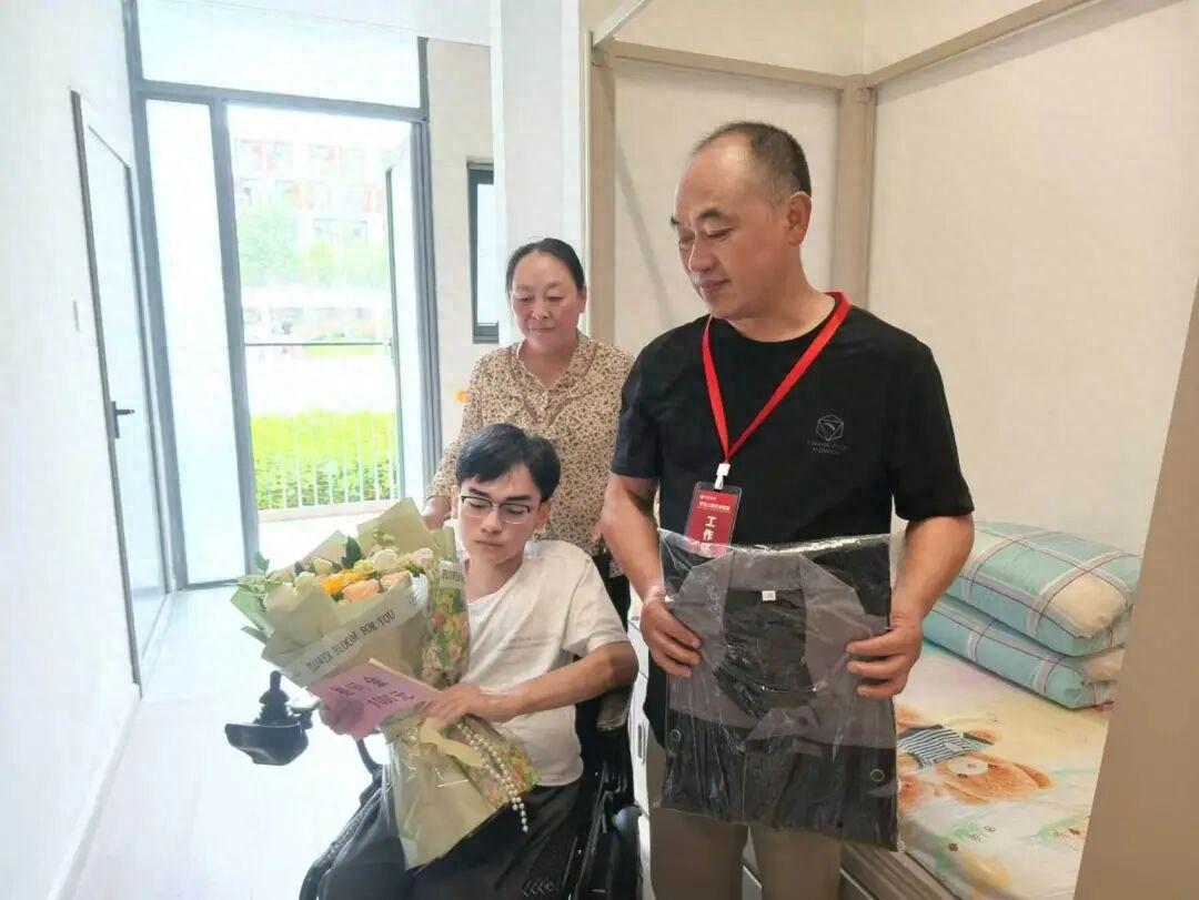 这比给留学生单间有意义得多！安徽合肥，今年安徽医科大学的新生报到现场，一对特殊的
