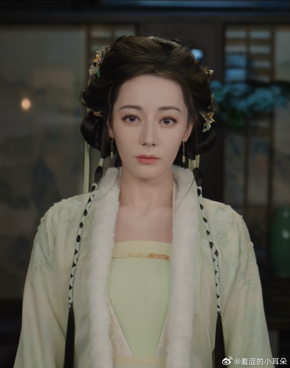 热巴最适合的古装还是凤九，那时候妆化也很自然。白日提灯年纪感上来了，妆容也挺敷衍