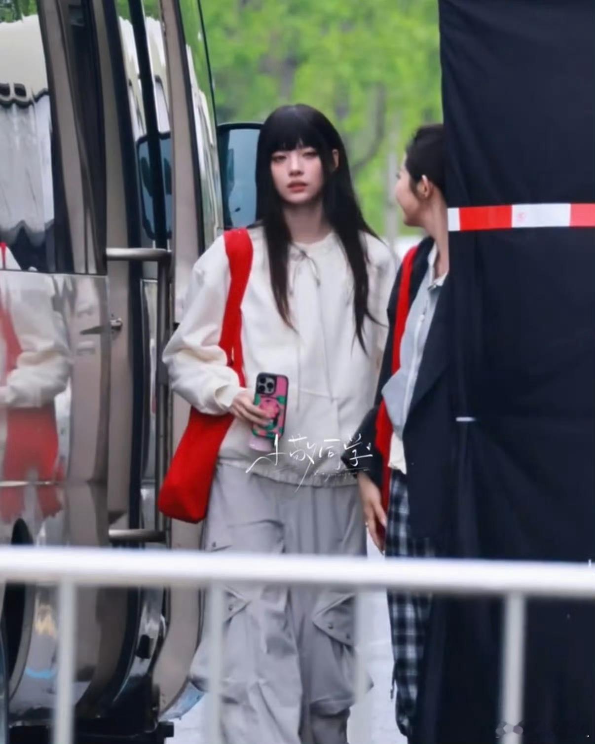 张艺上有刘海以为是hanni张艺上+刘海=hanni中国分ni？一眼晃神系列✨