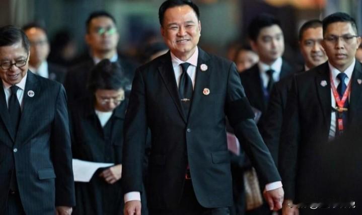 泰国南部洪灾还没消停，首相阿努廷的支持率却下滑了！泰国南部连续暴雨引发的洪灾