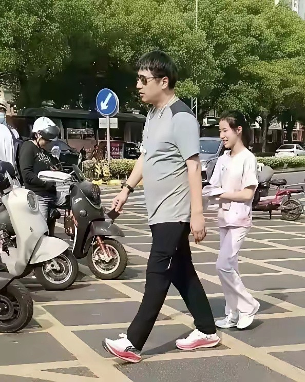 那时候张姩涵跟在父亲身后多幸福，父亲是她的天。