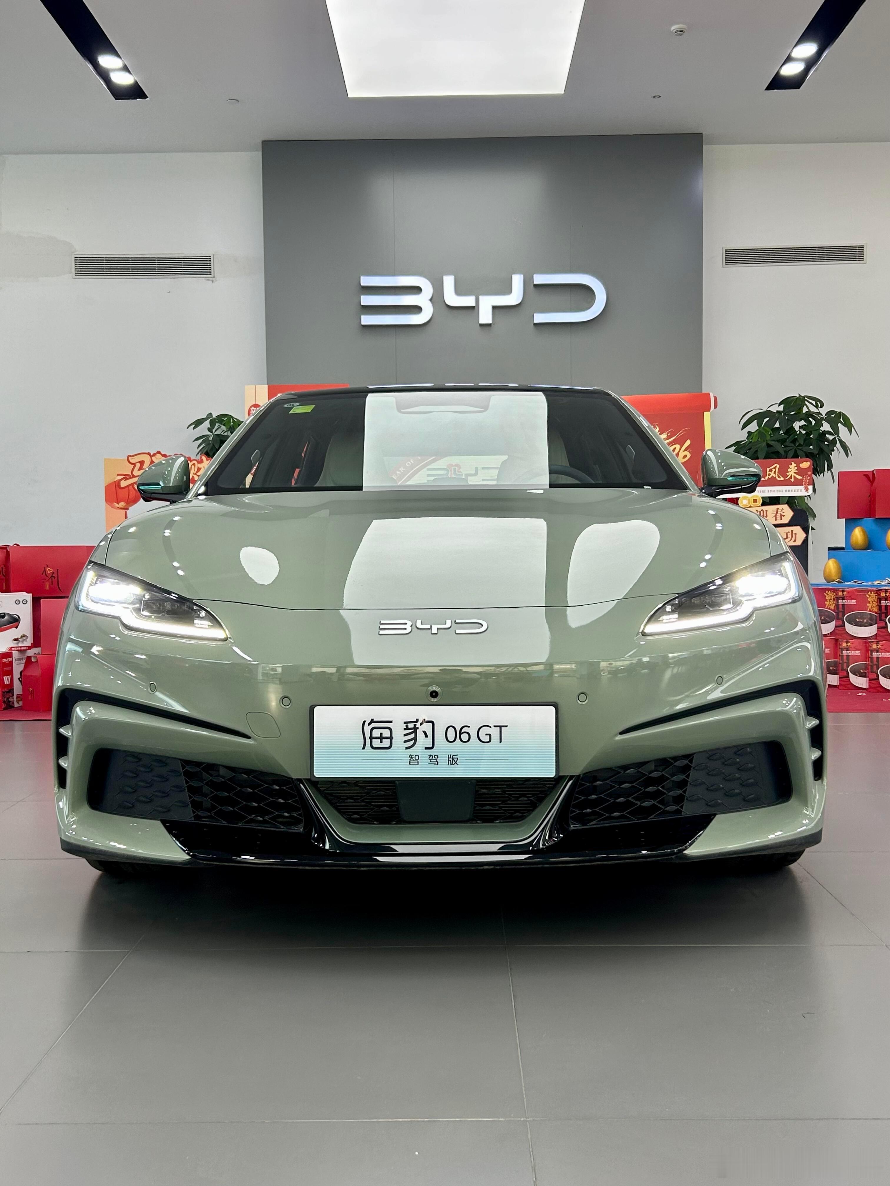 海豹06GT1.🌟外观：独特GT造型，开在路上回头率爆表！车身线条流畅，贯穿式