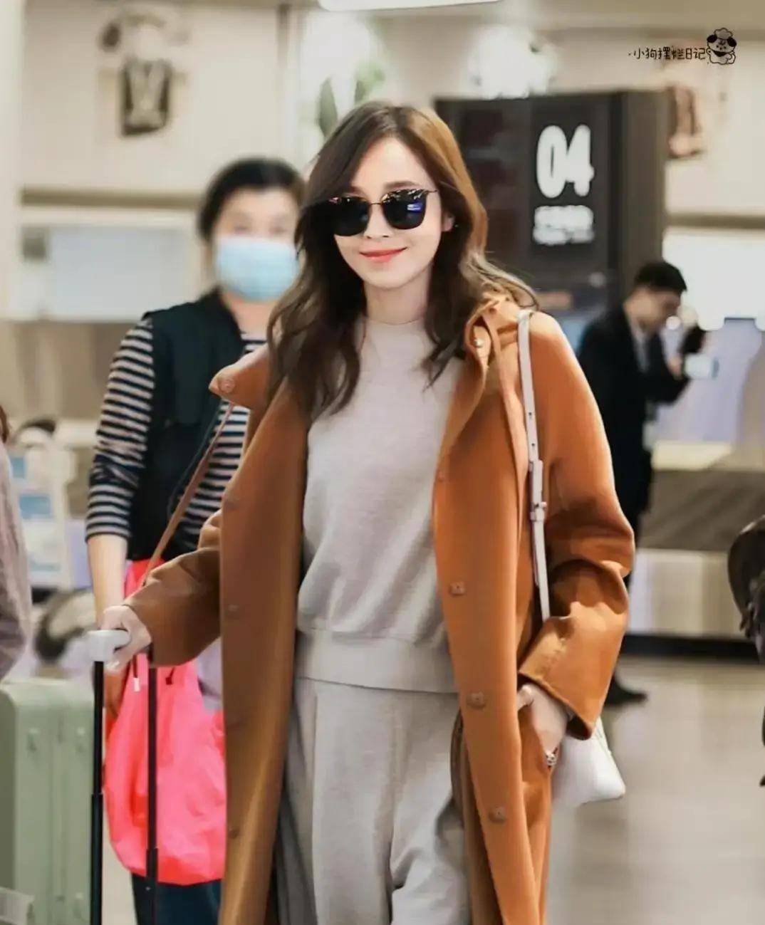 别再跟风买普通焦糖色了。对亚洲人来说，它可能是最显黄的颜色。科学上，冷调焦糖