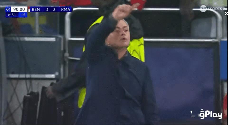 这绝对是本届欧冠最炸的瞬间！比赛最后时刻，穆里尼奥在场边嘶吼，挥手示意自家门将