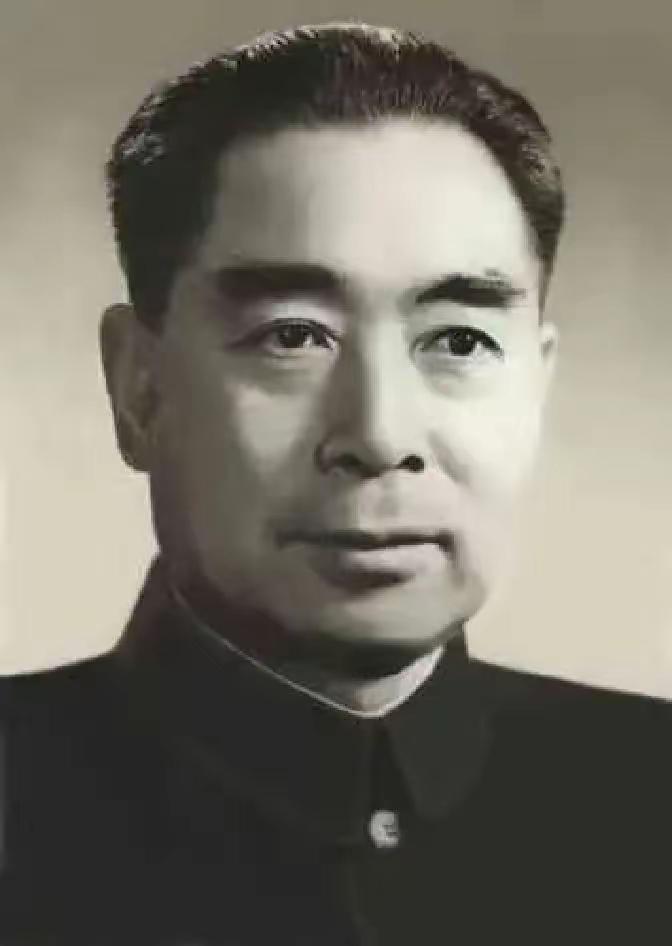 国务院总理周恩来有着极强的观察力与警惕性。一日，他察觉到周遭气氛异常，总感觉有人
