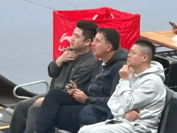 格兰，会不会是新疆男篮的答案？有球迷晒出了外教格兰，在新疆队比赛场边观战的照