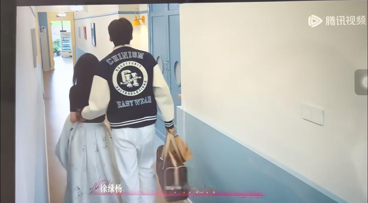 糖来啦！周佑凌几个小动作，暴露了他有多喜欢柳柳。今天更新的《半熟恋人》，甜得直