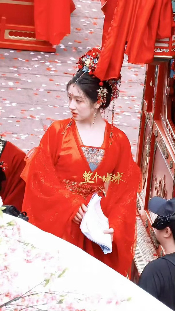李兰迪千云兮出嫁造型李兰迪千云兮大婚路透明艳中带着清澈，好奇中透着灵动，千云兮