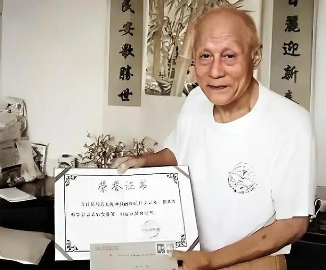 1983年，63岁老人正给领导倒水，领导低头一看，这老人竟穿着空军专用的拉链裤，