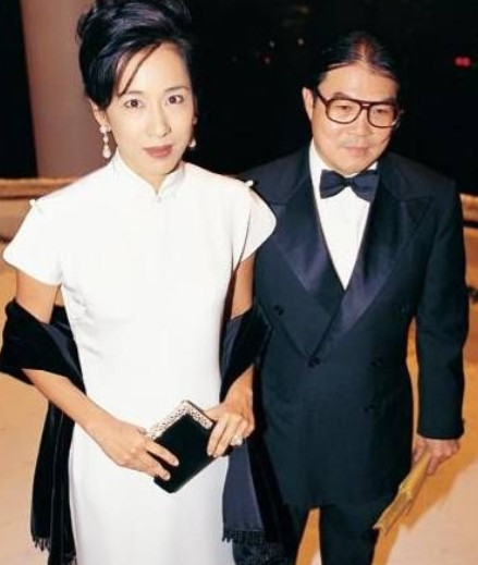 1989年，还没成为跳水女皇郭晶晶婆婆的朱玲玲，需要几件珠宝去参加宴会，便想找霍