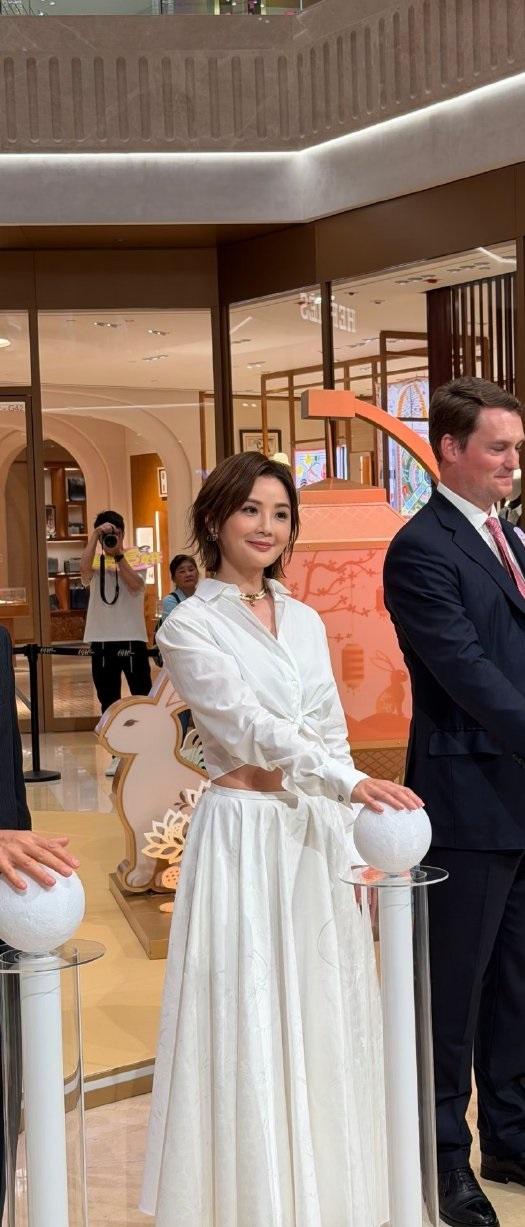 今天蔡卓妍在澳门出席时尚活动，她这次搭配一身白色的衣服，整个人显得非常的年轻。